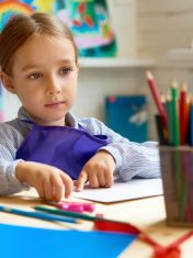 niña en la escuela de idiomas